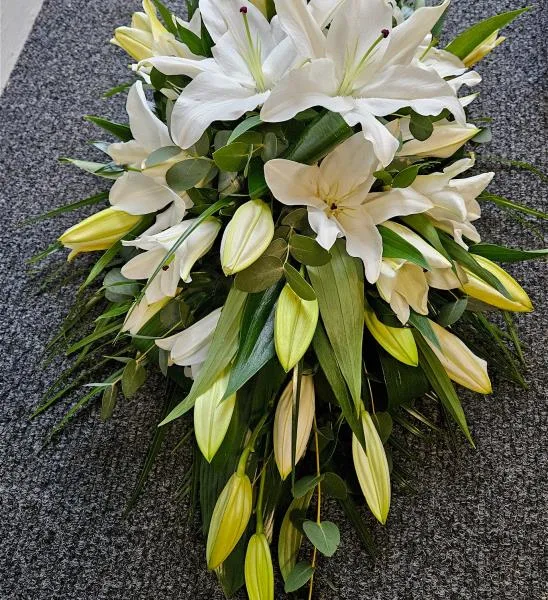 White Lily Elegance Teardrop Oasis Spray — Soft white lilies take center stage in this gracefully arranged teardrop spray, offering a serene tr