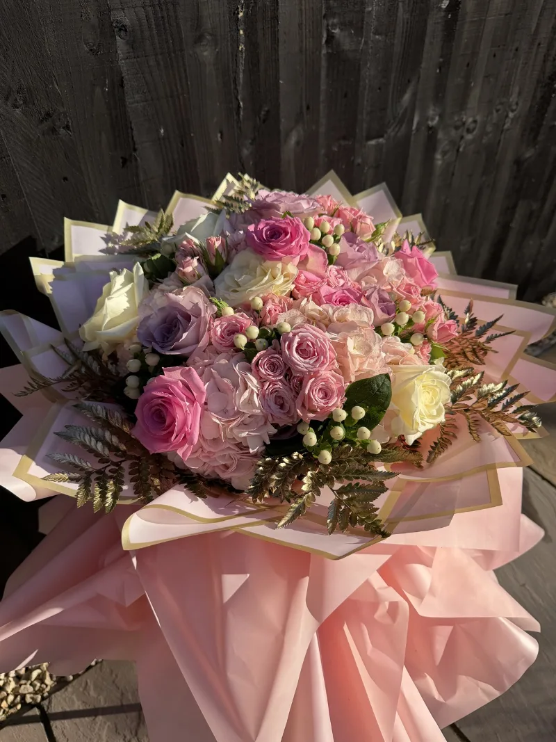 The Royal Bloom — A fairytale in flowers. An extravagant XL bouquet filled with luxurious blooms, shimmering gold acce
